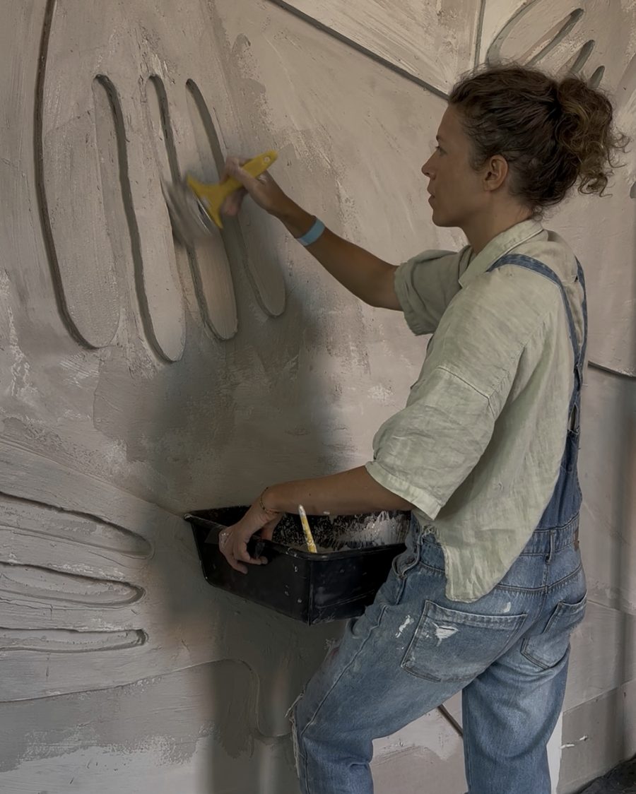 Noemí Cardona Puig working on a relief wall